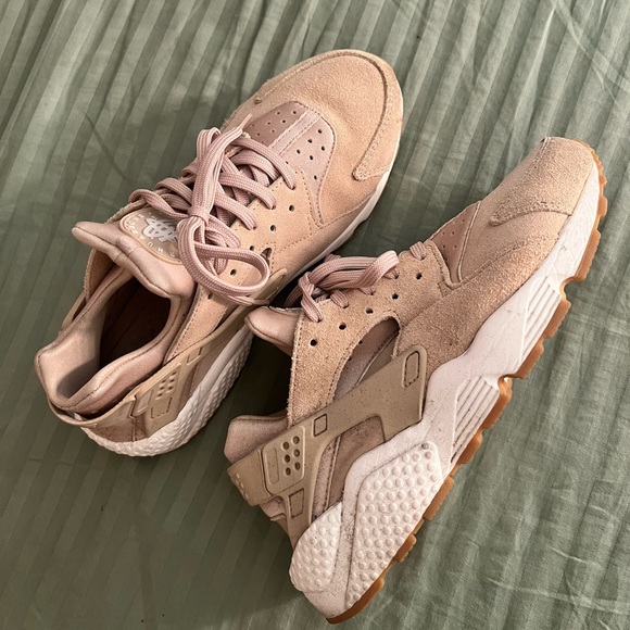 Nike Air Huaraches. beige/tan. Worn 3 times* - Picture 4 of 4